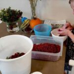 ruoan_laitto_marjojen_putsaus