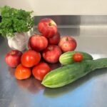 ruoan_laitto_omenat_ja_kurkut